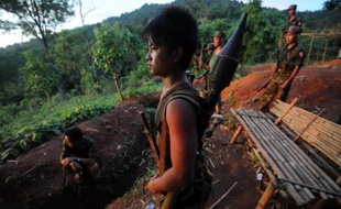 Des rebelles le 22 septembre 2012 dans l'Etat kachin au nord de la Birmanie