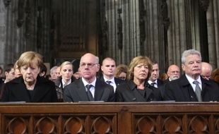 Angela Merkel, Norbert Lammert, Daniela Schadt et Joachim Gauck à la Cathédrale de Cologne, le 17 avril 2015 lors de l'hommage aux victimes du crash . AFP PHOTO / POOL / OLIVER BERG