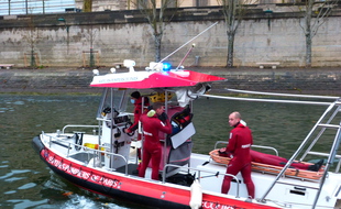L'ESAV vient de récupérer l'homme tombé dans la Seine.
