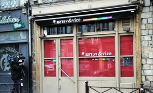 Le parquet de Lille a requis mercredi 12 mois d'emprisonnement dont six mois avec sursis à l'encontre de trois hommes accusés d'avoir frappé trois employés d'un bar homosexuel au mois d'avril, dans un contexte marqué par le débat sur le mariage pour tous.