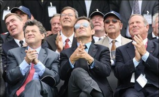 Nicolas Sarkozy, en visite samedi au Salon aéronautique du Bourget, a prôné une "vraie politique industrielle européenne" face à la concurrence des géants chinois ou américain, et une "remise à plat" des programmes militaires français déjà engagés.