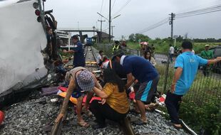 Un accident entre un autocar et un train a fait au moins 18 morts en Thaïlande, dimanche 11 octobre.
