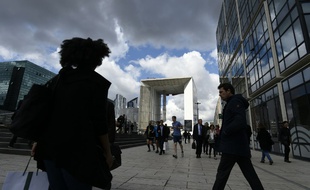 Des salariés sur le parvis de La Défense à Paris (image d'illustration).