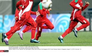 Des joueuses iraniennes célèbrent leur victoire face à la Papouasie aux Jeux olympiques de la jeunesse, en 2010