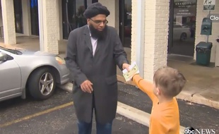 Ce petit garçon de 7 ans, Jack Swanson, a tenu à offrir tout l'argent de sa tirelire à la mosquée de sa ville, qui venait d'être vandalisée.