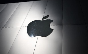 L'administration Obama a volé samedi au secours du groupe américain Apple dans la guerre des brevets qui l'oppose au sud-coréen Samsung, en annulant une décision qui l'aurait empêché de vendre certains produits aux Etats-Unis.