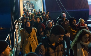 Plus d'un millier de migrants débarquent à Athènes, le 18 décembre 2015.