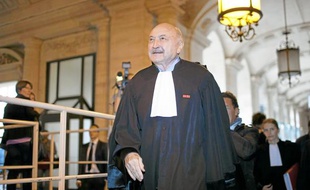 Georges Kiejman, l'un des avocats de Jacques Chirac, lors de son arrivée au Palais de Justice de Paris, hier.