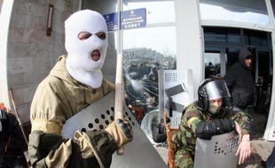 Des activistes pro-russe masqués et armés le 7 avril 2014 devant un bâtiment administratif à Donetsk