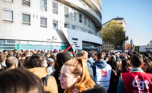 Rassemblement de plus de 1.000 personnes devant le Crous de Lyon, mardi, en soutien à l’étudiant stéphanois, Anas, brûlé à 90% après son immolation, vendredi 8 novembre, mettant en cause une situation de précarité financière trop importante pour vivre.