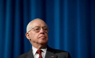 Le ministre américain de la Justice, Michael Mukasey, a eu un malaise jeudi soir, alors qu'il prononçait un discours à Washington, et a été transféré à l'hôpital où il est "conscient", selon un responsable du Département de la Justice.