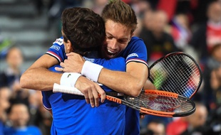 Nicolas Mahut et Piuerre-Hugues Herbert se congratulent après leur succès en double face à la Serbie