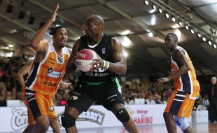 Gravelines a rejoint Le Mans en demi-finales de la Leaders Cup, l'ex-Semaine des As, en battant Villeurbanne 78 à 69 après une partie contrôlée de bout en bout, vendredi à Disneyland Paris.