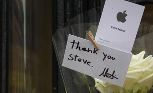 L'Apple store d'opéra, le jour de l'annonce du décès de Steve Jobs.