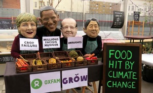 Photo de l'ONG Oxfam le 10 novembre 2013 à Varsovie de manifestants portant des masques d'Angela Merkel, Barack Obama, François Hollande et Shinzo Abe, dans le cadre d'une campagne pour dénoncer l'impact du changement climatique sur l'agriculture