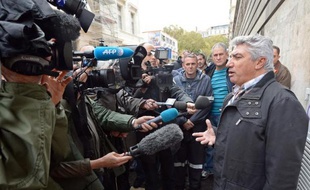 Le secrétaire du comité d'entreprise de la SNCM, Marcel Faure, s'adresse à la presse après une audience devant le tribunal de commerce de Marseille, le 25 novembre 2014