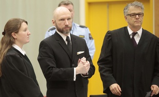 Anders Behring Breivik (au centre), le 10 janvier 2017, lors de son procès en appel sur ses conditions de détention.