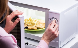 Le four micro-ondes, l'outil parfait pour les plats réchauffés.