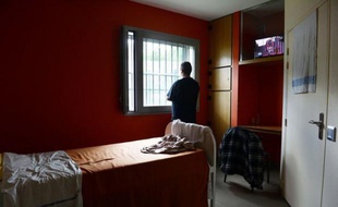 Tous les matins, médecins et infirmiers franchissent un détecteur de métaux, sous l'oeil de gardiens, pour prendre leur poste à l'Unité hospitalière spécialement aménagée de Lyon, "hôpital-prison" où ils tentent de mener un travail de soins psychiatriques entre les murs