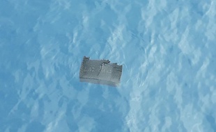 Un débris de l'avion disparu retrouvé en mer par l'armée.