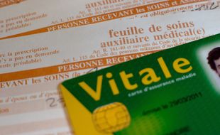 Paris le 29 novembre 2011. Illustration remplissage carte vitale et feuille de soins de l'assurance maladie. Remboursement sécurite sociale.