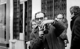 Jean-Luc Godard filme des affrontements au Quartier Latin, à Paris, en plein mai 1968.