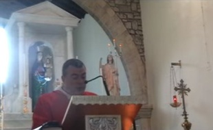Don Massimiliano Pusceddu lors de son prêche