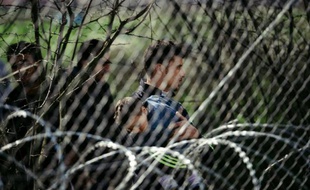 Des migrants le 3 mars 2016 près de Gevgelija, à la frontière entre la Grèce et la Macédoine.