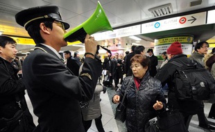 Dans une gare de Tokyo, après un tremblement de terre de magnitude 7.3, le 7 décembre 2012