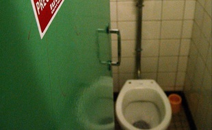 Un tag menaçant envers les profs a été retrouvé sur une porte de toilettes au lycée Jaume à Pierrelatte. (Illustration)