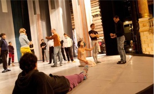 Les danseurs commencent leur journée par une heure et demie de « classe » (échauffements à la barre et exercices) sur la scène du Grand Théâtre, en tenues de sport. Après une courte pause de 30 minutes et un déjeuner sur le pouce, la répétition du spectacle commence, sous l'œil attentif du choréraphe Charles Judes.