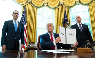 Donald Trump, entouré par son secrétaire au Trésor Steve Mnuchin et le vice-président Mike Pence, a approuvé de nouvelles sanctions contre l'Iran, le 24 juin 2019.