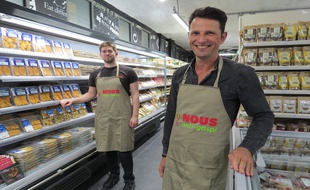 Vincent Justin, cofondateur des épiceries "Nous" et, en arrière-plan, le directeur du magasin parisien Mathieu Bazoin.