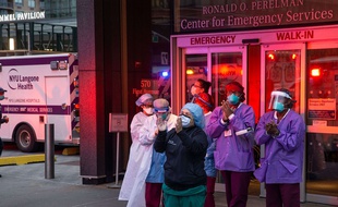 Du personnel soignant devant les urgences du Langone Medical Center à New York, le 10 avril 2020.