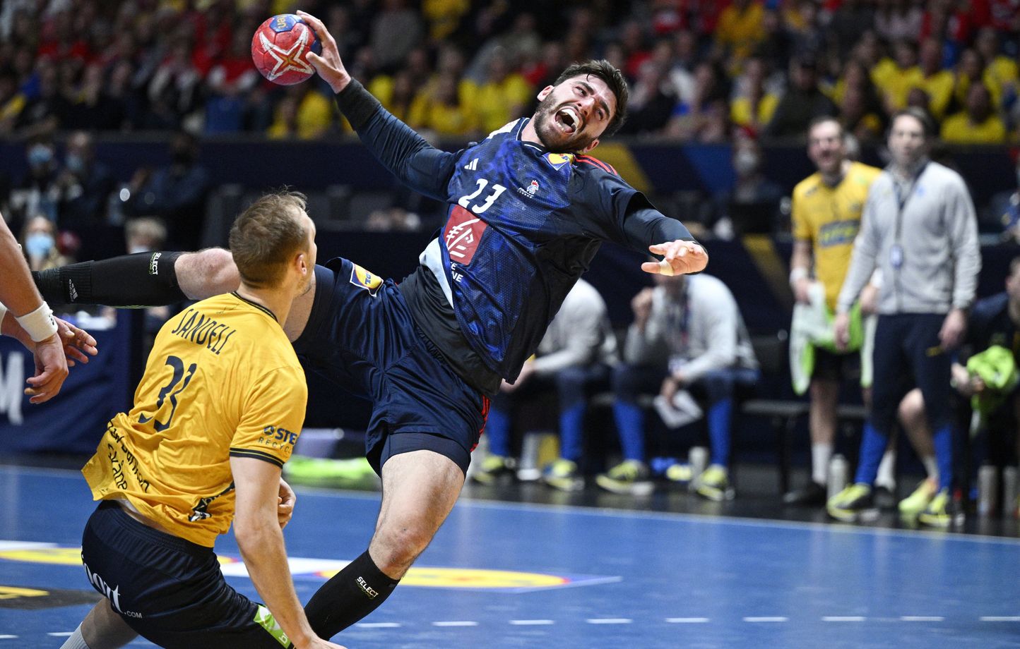 Le Français Ludovic Fabregas, à droite, et le Suédois Lukas Sandell en action lors de la demi-finale du Championnat du monde de handball masculin de l'IHF entre la France et la Suède à Tele2 Arena, à Stockholm, en Suède, ce vendredi 27 janvier 2023.