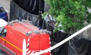 Un corps découvert dans le jardin de la famille Dupont de Ligonnès est évacué de la maison à Nantes, le 21 avril 2011.