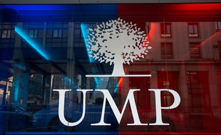 Le Logo de l'UMP sur une vitre au siège du parti dans le Xvème arrondissement de Paris