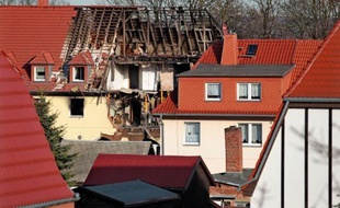 Une néonazie allemande, soupçonnée d'être au coeur d'une série de crimes racistes en Allemagne qui ont fait dix morts entre 2000 et 2007, a été mise en accusation pour meurtre jeudi.