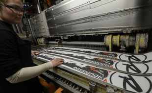 "Ca paye le +made in France+!", s'exclame Hervé Gaillard, ouvrier de l'usine Rossignol à Sallanches (Haute-Savoie), deux après la relocalisation d'une partie de la production du groupe dans l'Hexagone.