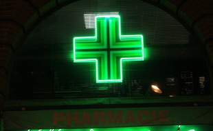 La devanture d'une pharmacie. (Illustration)