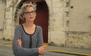 Agen, le 02 septembre 2014. Hélène Erlingsen-Creste, citoyen-assesseur, pose devant la prison d'Agen.