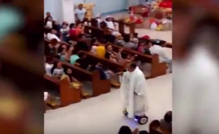 Aux Philippines, un prêtre a été suspendu après avoir célébré une messe sur un hoverboard.