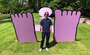 Jean Jullien devant le « siesteur », un personnage qu'il a dessiné, installé dans le Jardin des plantes à Nantes