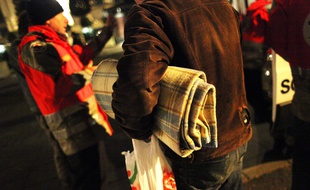 Illustration d'une personne sans-abri prise en charge par une maraude du Samu Social dans les rues de Rennes.