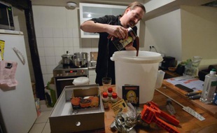 Lucas Weibel brasse sa propre bière chez lui à Strasbourg, le 12 décembre 2014