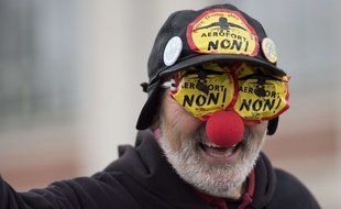 Des opposants au projet d'aéroport de Notre-Dame-des-Landes ont manifesté pendant la journée internationale contre les Grands Projets Inutiles Imposés, à Nantes le 9 décembre 2017.