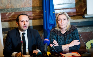 Sébastien Chenu et Marine Le Pen, présidente du Front national, le 12 décembre 2014 à Paris.