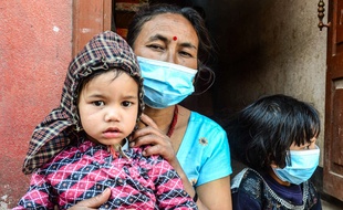 Kalplna with her child. The Nepal earthquake of 2015 or Nepal Greater Earthquake that take toll of more than 6,000 people and injured more than twice as many. (Photo by Prabhat Kumar Verma / Pacific Press)/PACIFICPRESS_114510/Credit:PACIFIC PRESS/SIPA/1505031159