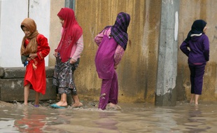Des fillettes irakiennes dans une rue inondée de Bagdad en décembre 2012.