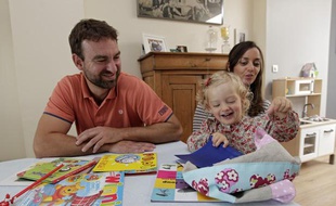 Mouveaux, le 2 septembre 2013. Louise et Steve vont connaitre leur premiere rentrée des classes avec leur petite fille, Romane.